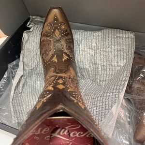 Cowgirl boots, like new.